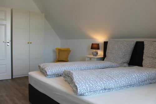 博恩的住宿－Ferienhaus Finja in Born，卧室内的一张带两个枕头的床