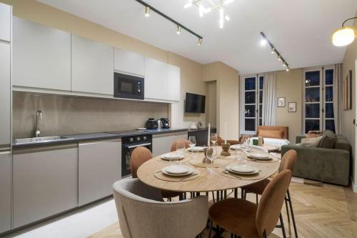 - une cuisine et une salle à manger avec une table et des chaises dans l'établissement Appart 6pers#2 Bedrooms#Bastille#PlaceDesVosges#AC, à Paris