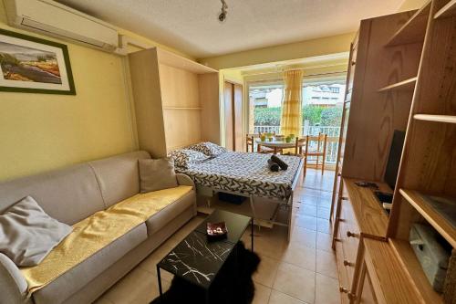 un salon avec un canapé et une table dans l'établissement L'Orée de Camargue Studio avec Cour, au Grau-du-Roi