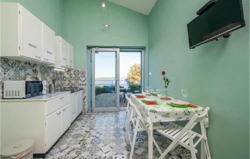 Beautiful Apartment In Gondolici