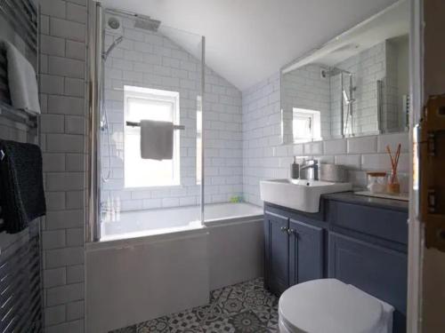 Un baño con bañera, inodoro y lavabo. en Central Victorian terraced house Patio Garden - Pass the Keys, en Cheltenham