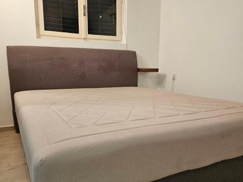 Un pat sau paturi într-o cameră la Apartmani Radman