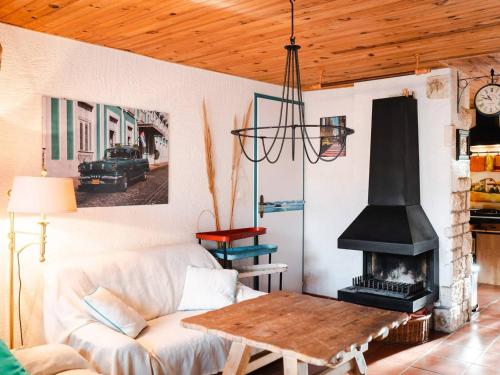 un salon avec un canapé et une cheminée dans l'établissement Villa 4 pièces avec jardin, terrasse, animaux permis, parking - FR-1-409-26, à Saint Pierre La Mer