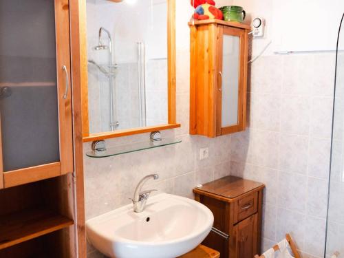 une salle de bain avec un lavabo et un miroir dans l'établissement Villa 4 pièces avec jardin, terrasse, animaux permis, parking - FR-1-409-26, à Saint Pierre La Mer