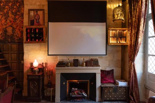 un salon avec un écran blanc au-dessus d'une cheminée dans l'établissement 