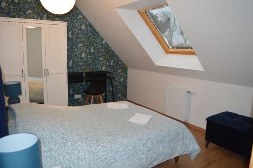 a small bedroom with a bed and a piano at Les embruns, maison neuve près des plages in Asnelles