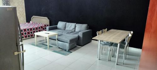 - un salon avec un canapé et une table dans l'établissement Private Room with Separate Bathroom and balcony, à Ajman