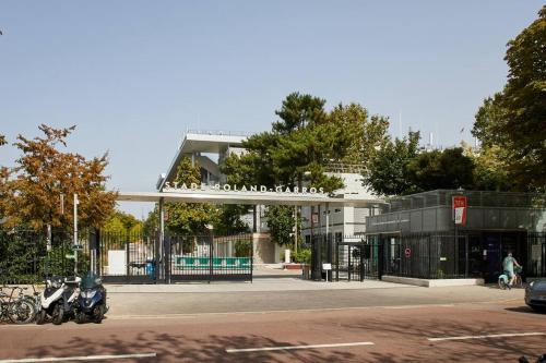 une moto garée devant un bâtiment dans l'établissement Studio proche Roland Garros, à Boulogne-Billancourt