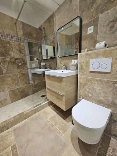 une salle de bain avec toilettes, lavabo et douche dans l'établissement Chez L's, à Menton