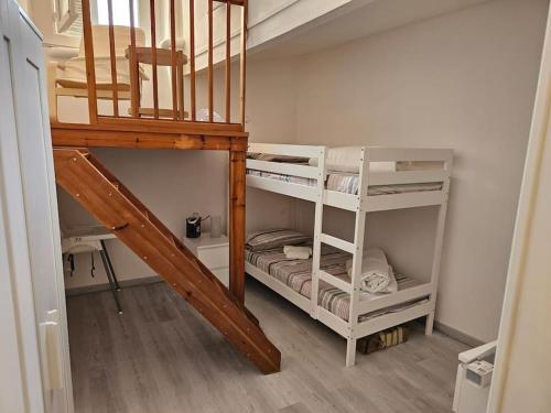 - une chambre avec 2 lits superposés et un escalier dans l'établissement Chez L's, à Menton