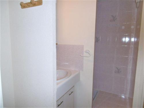Kúpeľňa v ubytovaní Appartement 2 à 4 personnes à 100 m de la mer - Gwendal