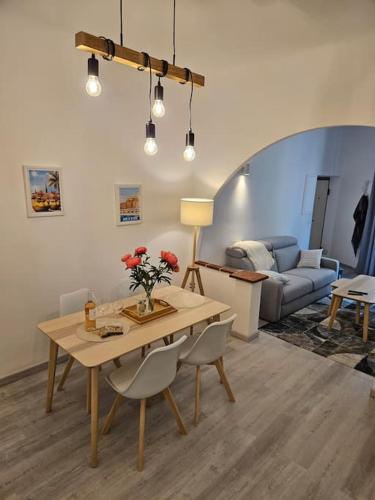 un salon avec une table et un canapé dans l'établissement Chez L's, à Menton
