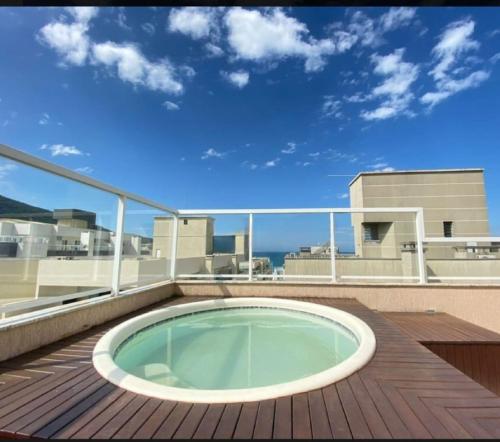 Bazén v ubytování Suíte, piscina compartilhada, não é o apartamento inteiro somente suíte nebo v jeho okolí