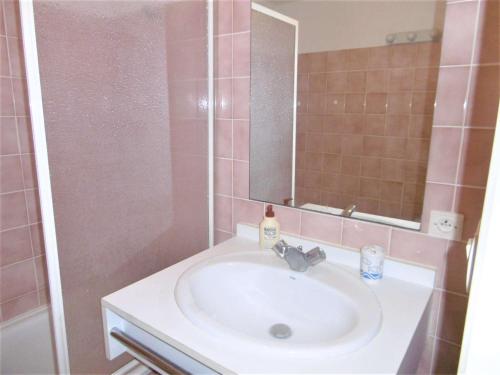 y baño con lavabo y espejo. en Appartement 2 à 4 personnes à 50 m du port de St Jacques - Kolen, en Sarzeau