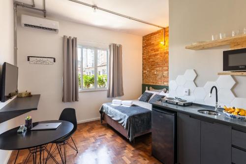 Cette petite chambre comprend un lit et une table. dans l'établissement ZEST Teodoro, à São Paulo