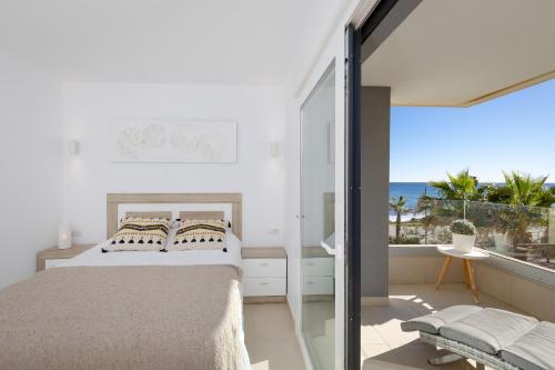 Schlafzimmer mit einem Bett und Meerblick in der Unterkunft Fidalsa Paradise Sea Punta Prima in Torrevieja