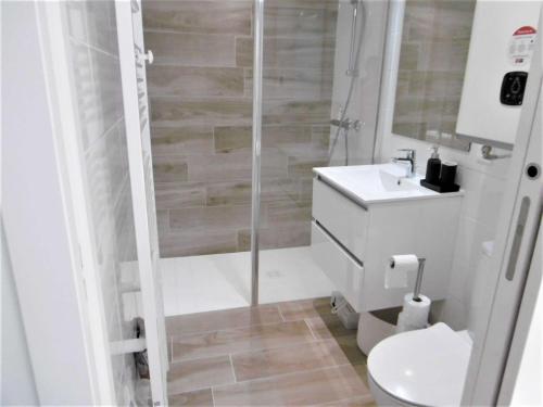 Kúpeľňa v ubytovaní Maisonnette 3 pièces 4 personnes à 200 m de la plage - wifi - LOMAN