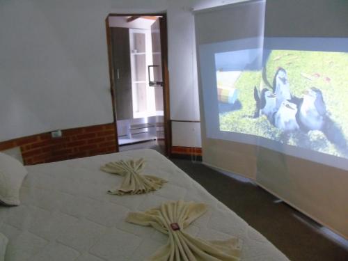 a room with two beds and a screen with animals at ASGARD Spa in San Agustín