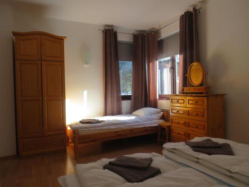 - une chambre avec 2 lits, une commode et une fenêtre dans l'établissement Flora Clover One Bedroom Apartment nr. 18, à Borovets