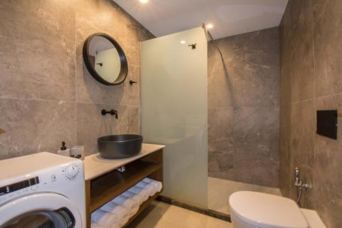 een badkamer met een wasmachine en een douche bij Utopia Residences "by Checkin" in Chersonissos