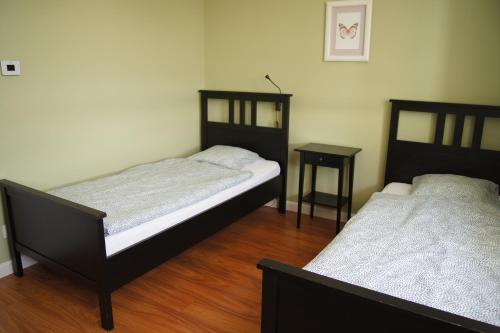 um quarto com duas camas e uma mesa de cabeceira em Apartamenty Promenada Złotów em Złotów