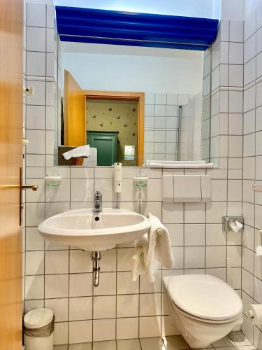 a bathroom with a sink and a toilet at Gästehaus Weserblick am Weser-Sandstrand in Berne