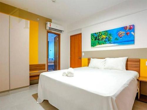 ein Schlafzimmer mit einem großen weißen Bett in einem Zimmer in der Unterkunft Olimpia Park resort in Olímpia