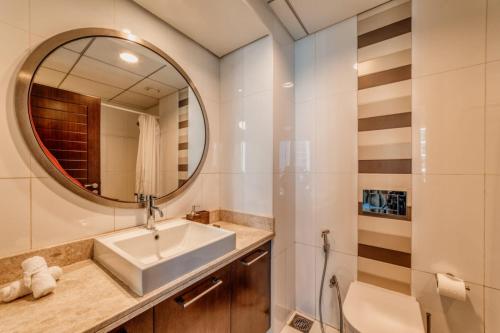 Koupelna v ubytování Bellavista - Ultra Modern - 2BR - Boulevard Central - Burj Khalifa View