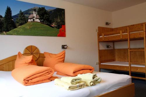 - une chambre avec un lit et 2 lits superposés dans l'établissement Appartment Ganahl, à Gaschurn
