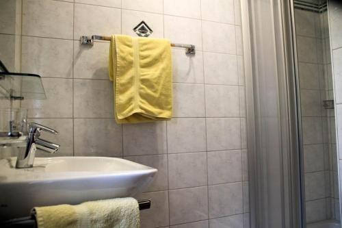 ガシュルンにあるAppartment Ganahlのバスルーム(シンク、黄色いタオル付)