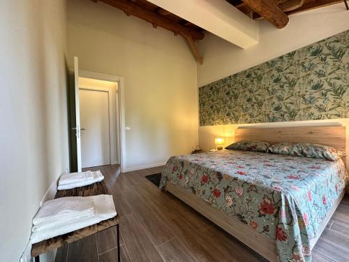 een slaapkamer met een bed in een kamer bij Canovetta Country House "Jakiro" - nearby Cremona 
