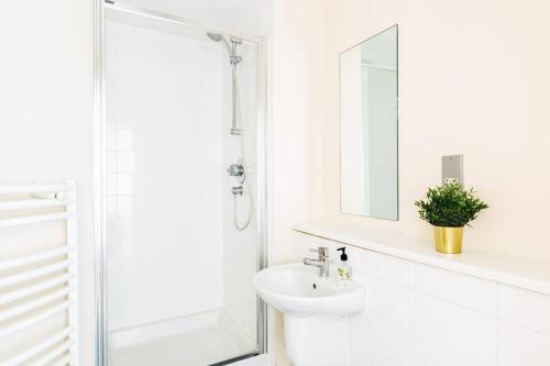 biała łazienka z umywalką i prysznicem w obiekcie Duplex 2 Bedroom Apartment In City Nites - Near Arena - 2 Bathroom - City Centre w Birmingham
