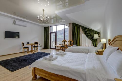 Ένα ή περισσότερα κρεβάτια σε δωμάτιο στο Mountain View Hot Spring Resort