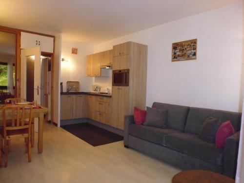 un salon avec un canapé et une cuisine dans l'établissement Charmant Studio à Proximité des Pistes – 4 Pers., Balcon, Tout Équipé - FR-1-400-4, à Gourette