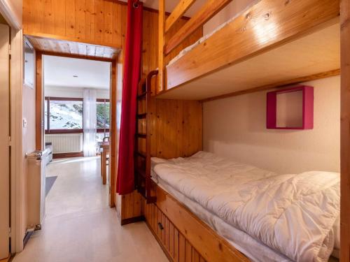 une chambre avec un lit superposé dans une pièce en bois dans l'établissement Charmant Studio à Proximité des Pistes – 4 Pers., Balcon, Tout Équipé - FR-1-400-4, à Gourette