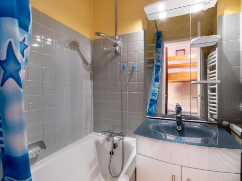une salle de bain avec un lavabo, une baignoire et une douche dans l'établissement Charmant Studio à Proximité des Pistes – 4 Pers., Balcon, Tout Équipé - FR-1-400-4, à Gourette