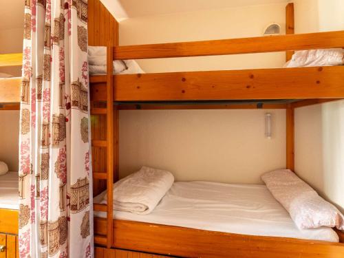 une chambre avec deux lits superposés dans une pièce dans l'établissement Studio 4 pers avec balcon proche des pistes - FR-1-400-2, à Gourette
