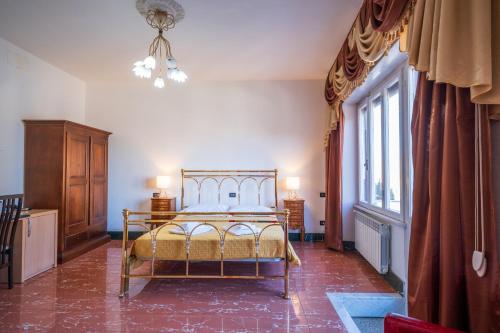 een slaapkamer met een bed en een groot raam bij BBC Christian Bed & Breakfast in Pisa