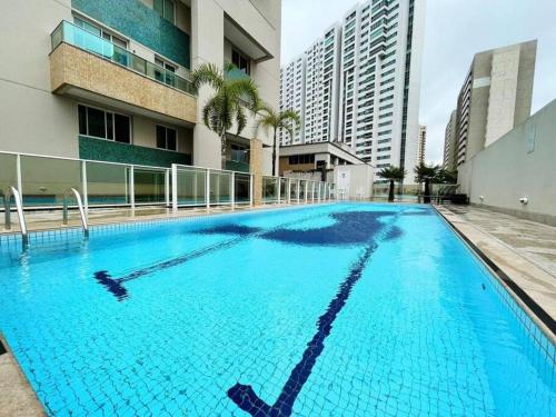 ブラジリアにあるAconcheganteの建物の前の大きな青いプール