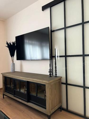 einen Flachbild-TV an der Wand im Wohnzimmer in der Unterkunft Kunčí 51 in Slatiňany