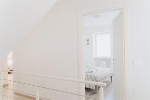 a white room with a mirror and a bed at Civiconr3 in Sona