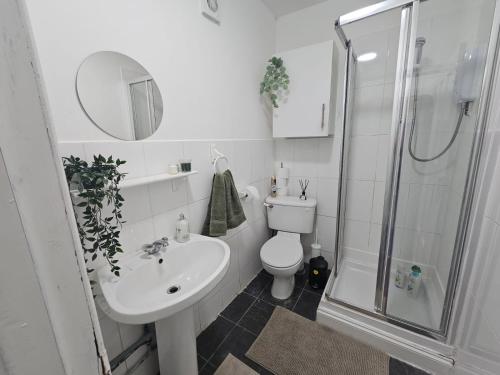 een badkamer met een toilet, een wastafel en een douche bij LiveStay-Studio Flat in Dalston in Londen