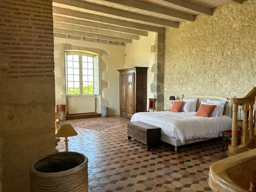 1 dormitorio con 1 cama grande en una habitación en Chateau de Mazelieres, en Espiens