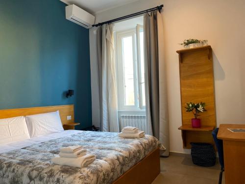 um quarto com uma cama com toalhas em Cecilia B&B Rome em Roma