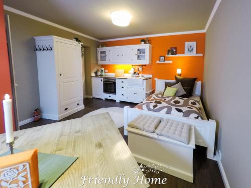 um pequeno quarto com uma cama e uma cozinha em Friendly Home Doppel-Doppelappartement Union em Bornheim