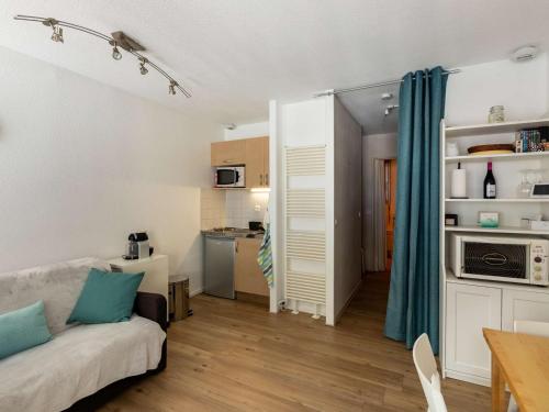 un salon avec un canapé et une cuisine dans l'établissement Appartement confortable 4 pers avec balcon et casier à skis à Gourette - FR-1-400-114, à Eaux-Bonnes