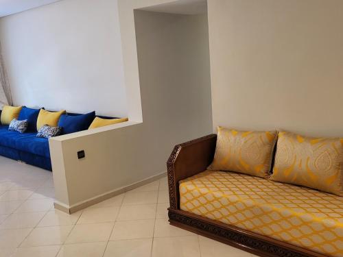 - un salon avec un canapé et un canapé bleu dans l'établissement Wahat nakhil, à Tanger