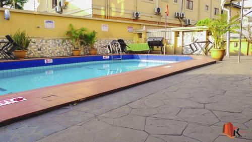 uma piscina no meio de um edifício em Golden Tulip Hotel- Evergreen Port Harcourt em Port Harcourt