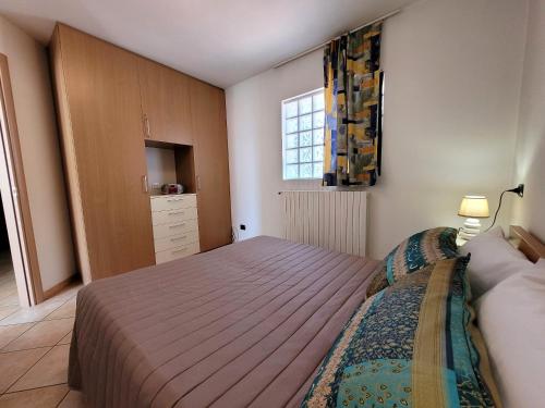 een kleine slaapkamer met een bed en een raam bij La casa nel borgo Mountain Lake Iseo Hospitality in Bossico