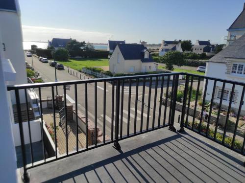un balcon avec vue sur une rue dans l'établissement LocaLise - M45 - La grève blanche - Maison avec jardin entièrement clos - A 50m de la plage - Linge de lit inclus - Wifi inclus - animaux non admis, au Guilvinec